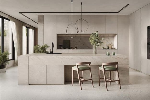 Rauvisio cube Desert Stone- Struktur für eine helle Küche.