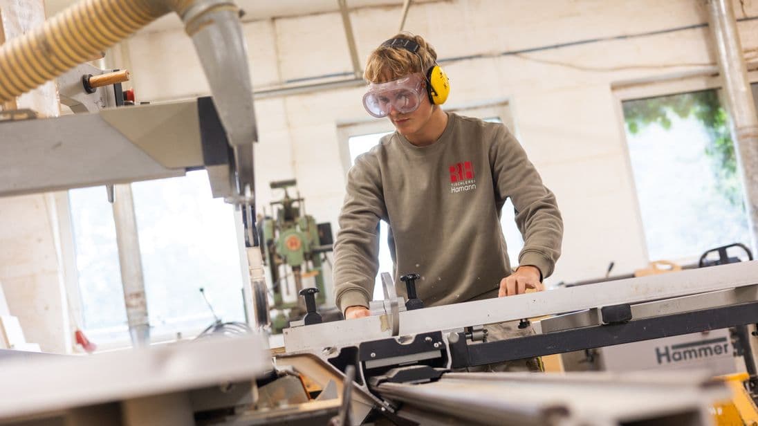 Auszubildender Kevin Holst bei der Arbeit: Auch eine gute Ausbildung in seinem Betrieb liegt Hamann als Lehrlingswart sehr am Herzen.