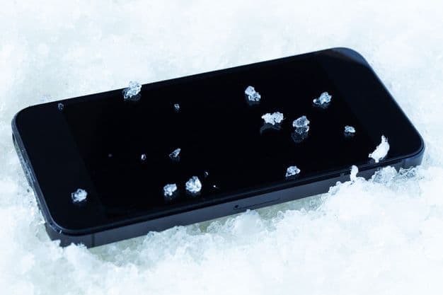 Die frostigen Temperatuten können das Display und die Bedienung des Handys beeinflussen.