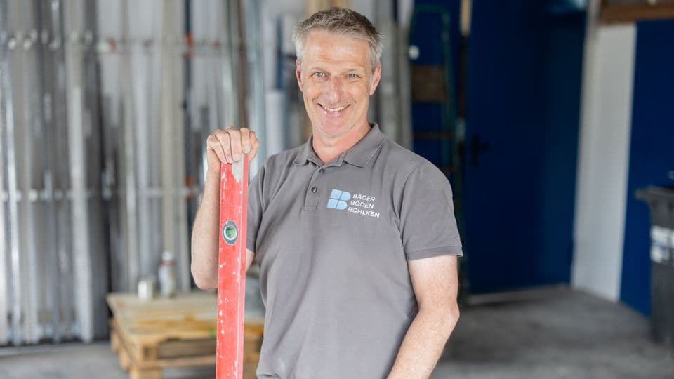 Fliesenlegermeister Stefan Bohlken hofft, dass nach der Sicherung der Meisterpflicht nun auch die Ausbildung modernisiert wird.