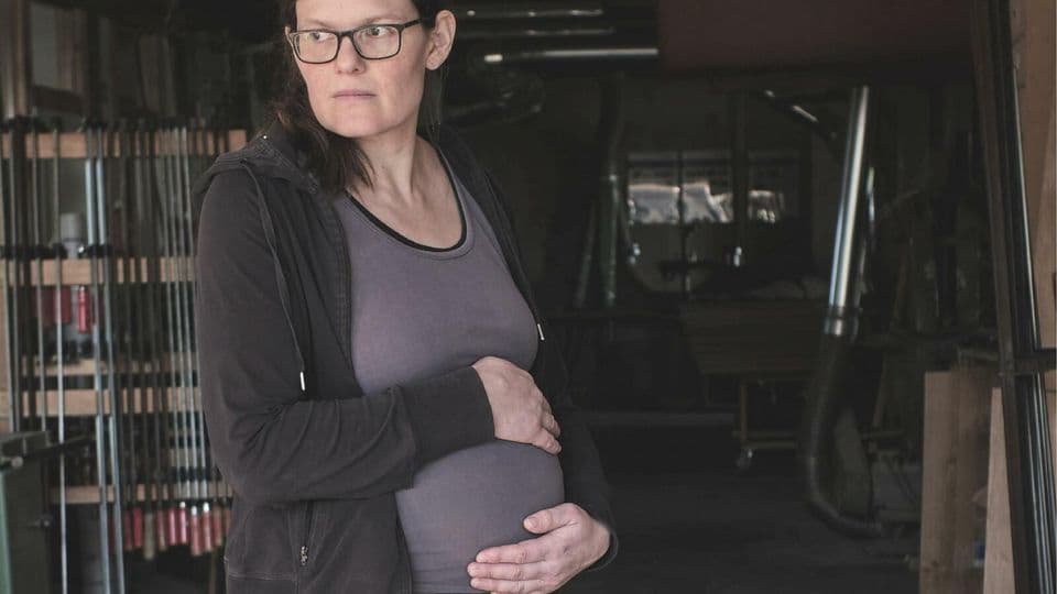 Tischleremeisterin Johanna Röh setzt sich mit einer Petition dafür ein, dass die finanzielle Absicherung von schwangeren Handwerksunternehmerinnen verbessert wird.