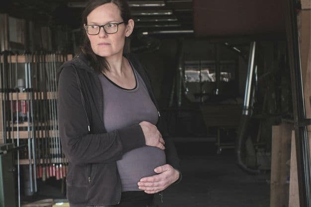 Tischleremeisterin Johanna Röh setzt sich mit einer Petition dafür ein, dass die finanzielle Absicherung von schwangeren Handwerksunternehmerinnen verbessert wird.