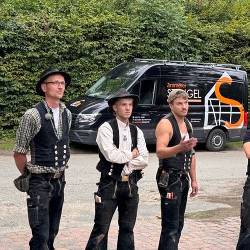 Zimmerermeister Henrik Stengel (re.) mit einem Teil seines Teams auf der Baustelle.