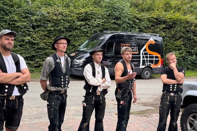 Zimmerermeister Henrik Stengel (re.) mit einem Teil seines Teams auf der Baustelle.