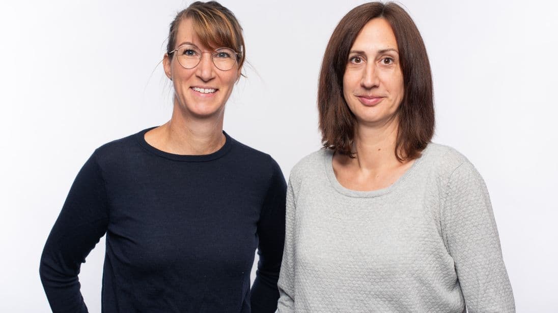 Wer andere lobt, wird selber froh, sagen die Gesundheitswissenschaftlerinnen Olivia Wartha (rechts) und Susanne Kobel.