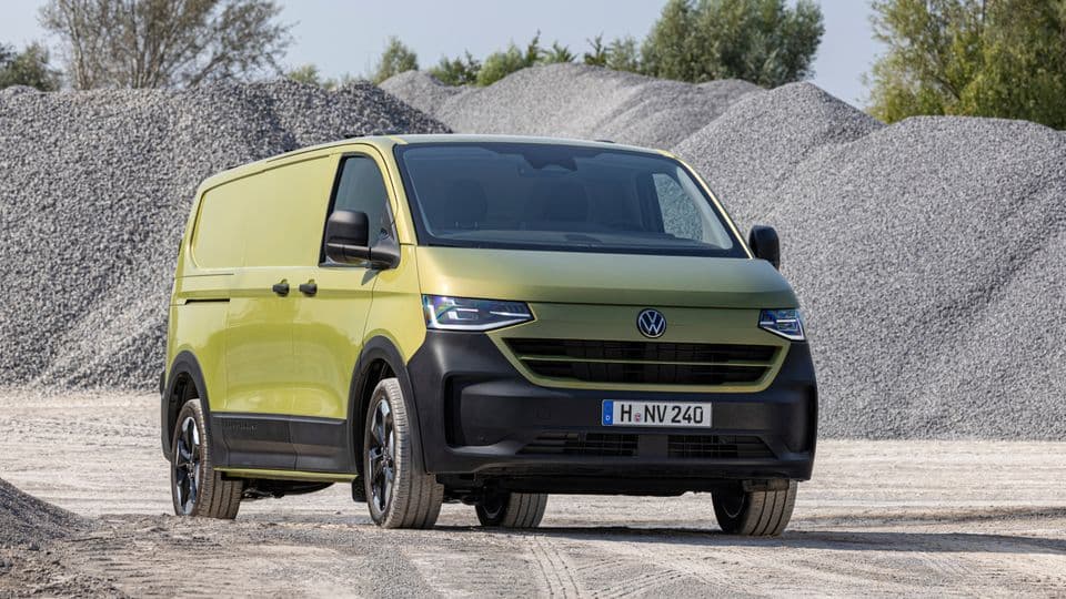 Motorhaube und Stoßfänger sollen zeigen, dass es sich beim neuen Transporter um einen Volkswagen handelt. Der Rest des Fahrzeugs trägt allerdings die Handschrift des Ford Transit Customs.