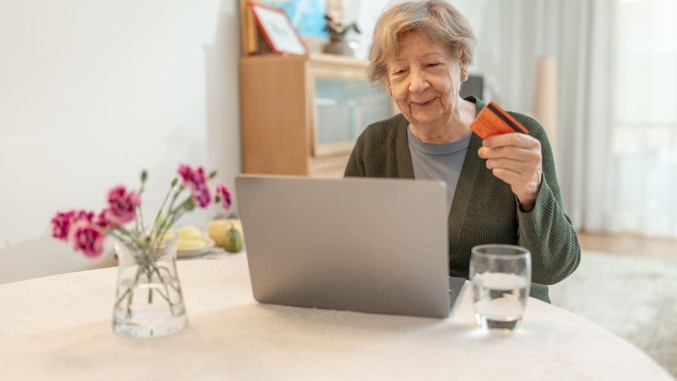 Eine barrierefreie Website ermöglicht auch älteren Menschen die Nutzung von Onlineshops.