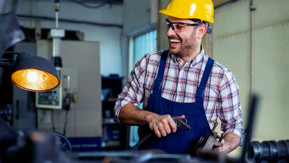 Alles Berufskleidung? Den Blaumann können Handwerker von der Steuer absetzen, das neutrale Hemd hingegen nicht.