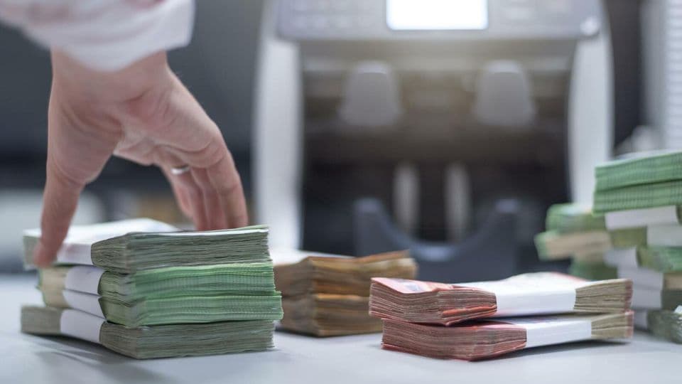 Vorsicht bei hohen Bareinzahlungen: Das Finanzamt besteht auf einem Nachweis der Herkunft, auch wenn es sich um ein Darlehen handelt.