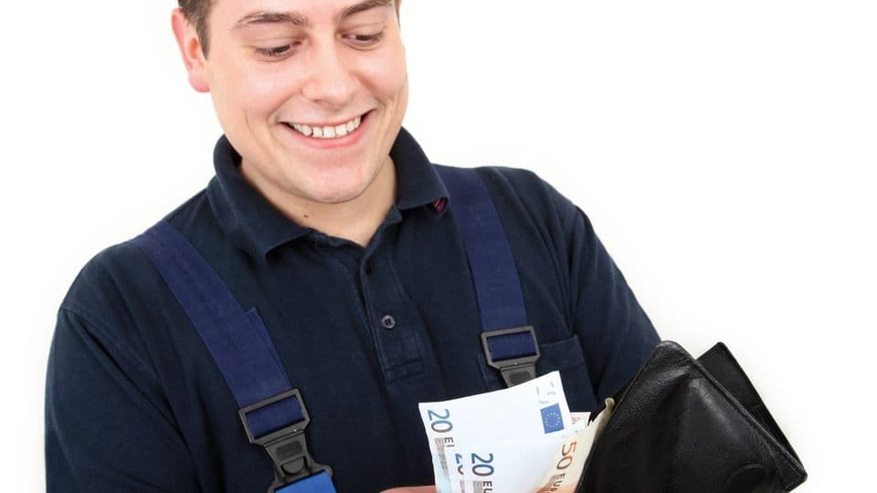 Handwerker steckt bargeld ein
