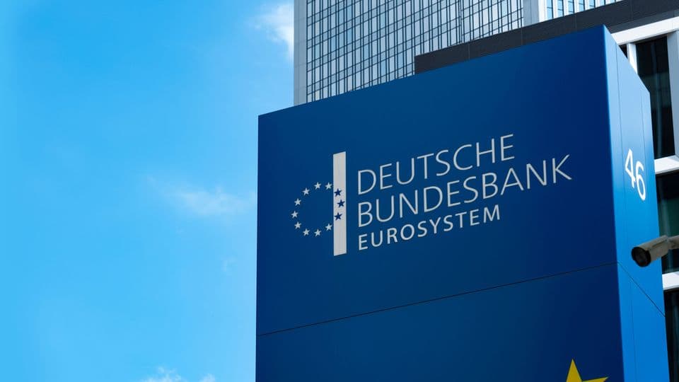 Nach gesetzlich festgelegten Regeln: Die Bundesbank berechnet den Basiszinssatz jeweils zum 1. Januar und zum 1. Juli eines jeden Jahres.