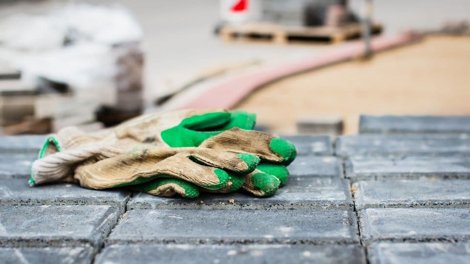 Es kann nicht weitergearbeitet werden. Handschuhe liegen deshalb ungenutzt auf der Baustelle.