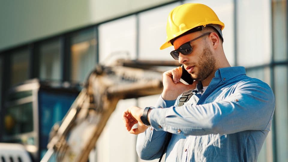 Was zählt als bezahlte Arbeitszeit? Es muss nicht zwingend der eigentliche Arbeitsbeginn im Betrieb sein, sagt ein Arbeitsrechtsanwalt.