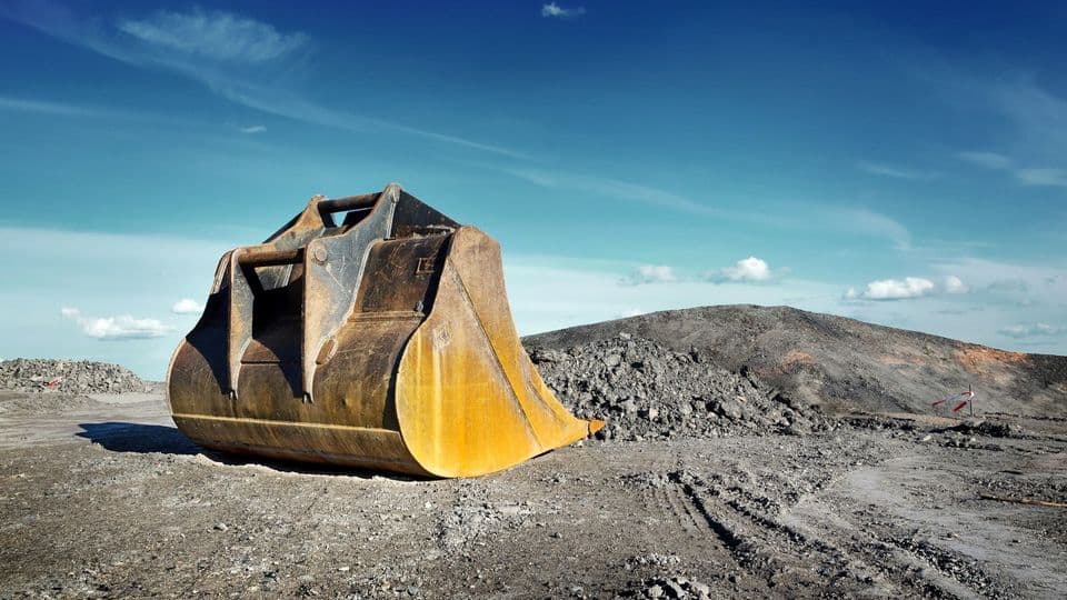 Baggerschaufel liegt verlassen auf einem Bauplatz