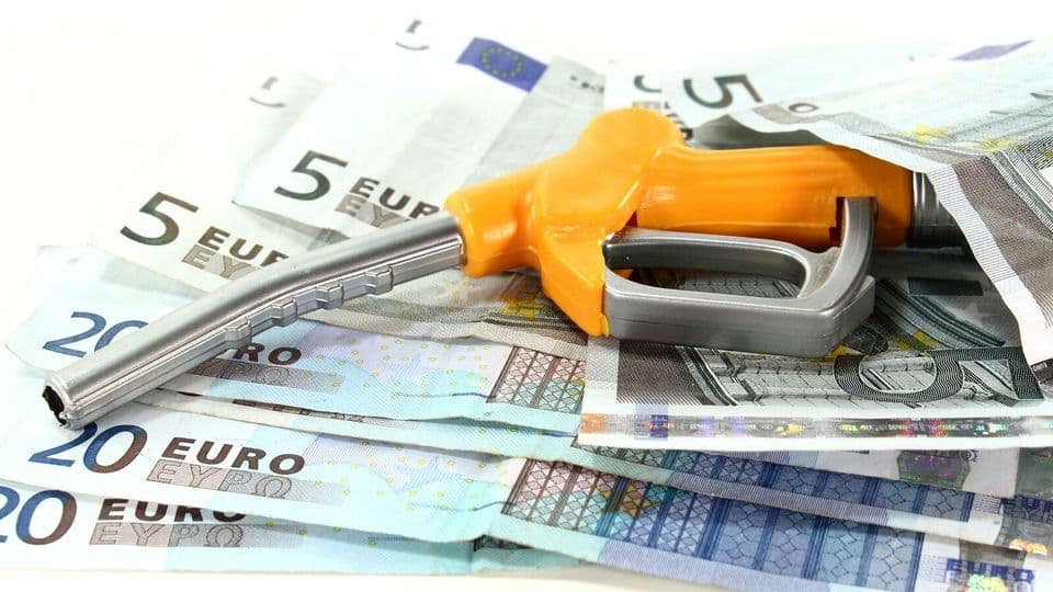 Auch wenn es gerade schwierig ist: Wer höhere Benzinpreise nicht in Rechnung stellt, zahlt sie aus eigener Tasche.