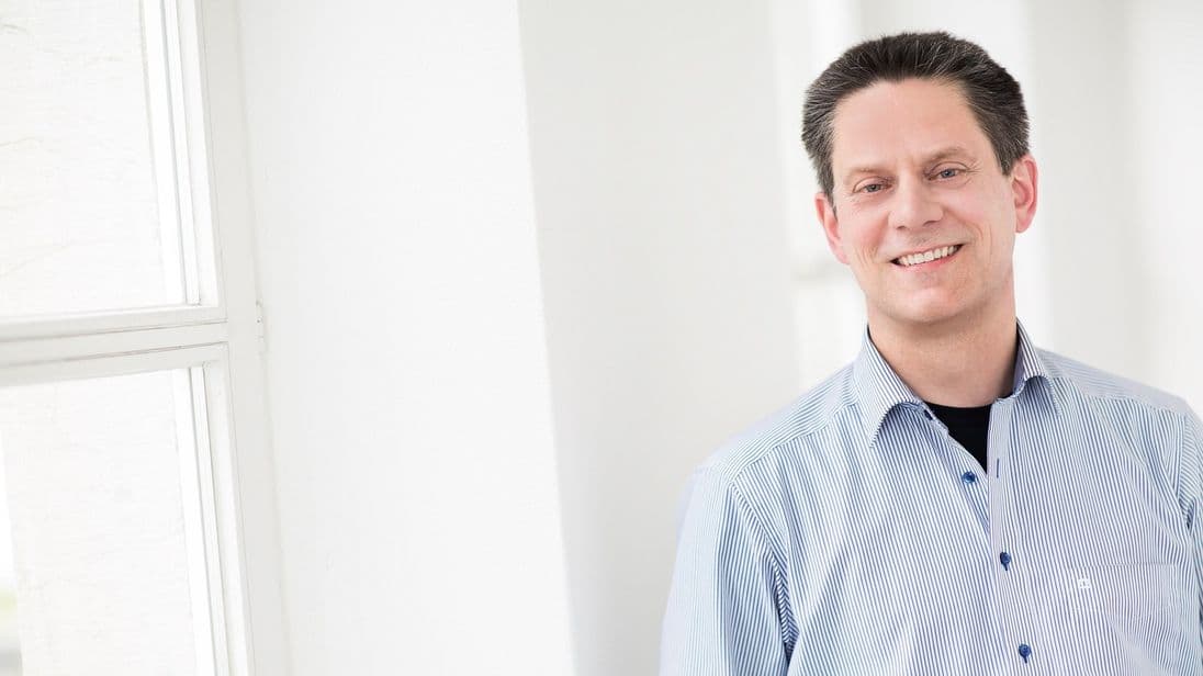 „Viele Chefs merken nicht, wie dominant und bedrohlich sie durch ihre Fragen auf Ihre Mitarbeiter wirken“, sagt Coach Bern Geropp.