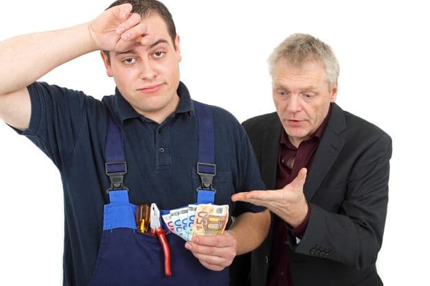 Kunde streitet mit Handwerker um Geld für einen Auftrag