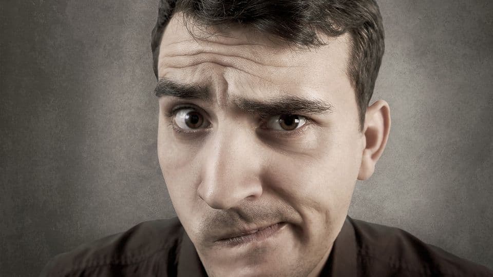 Unentschiedener junger Mann