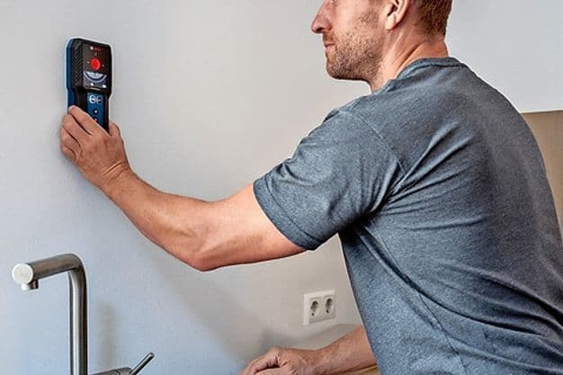 Boschs  Multidetektor GMS 120-27 Professional erkennt Metall, Leitungen, Holz.