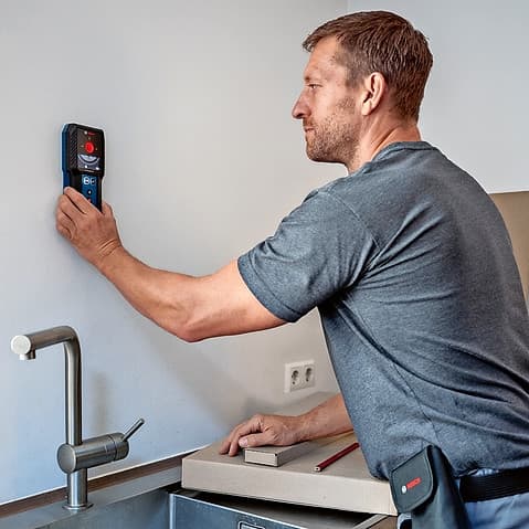 Boschs  Multidetektor GMS 120-27 Professional erkennt Metall, Leitungen, Holz.