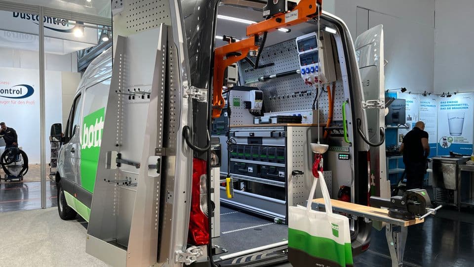 Bott präsentiert eine rollende Werkstatt im Mercedes Sprinter für Handwerker
