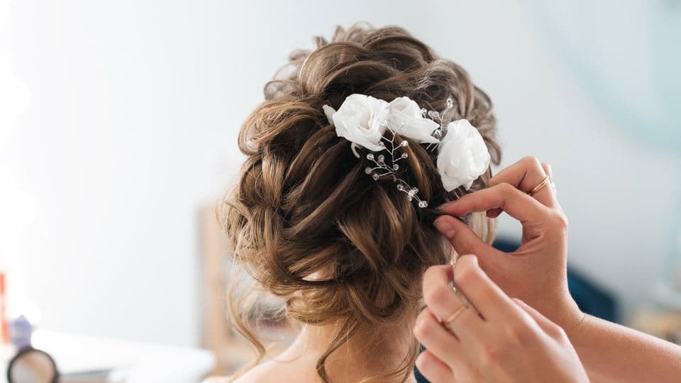 Eine Brautfrisur ist oft aufwändig. Aber braucht man dafür eine Meisterprüfung?