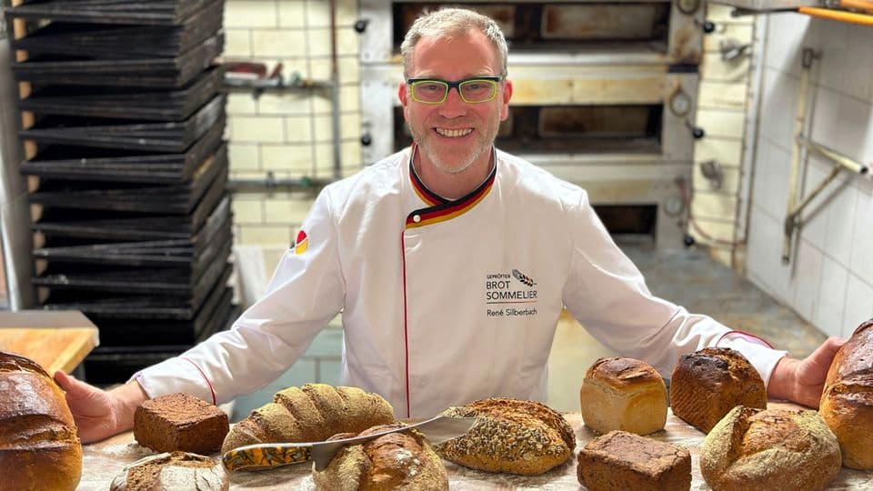 Die Vielfalt des Brotes in seiner Backstube zeigt Brot-Sommelier René Silberbach aus Wernigerode.