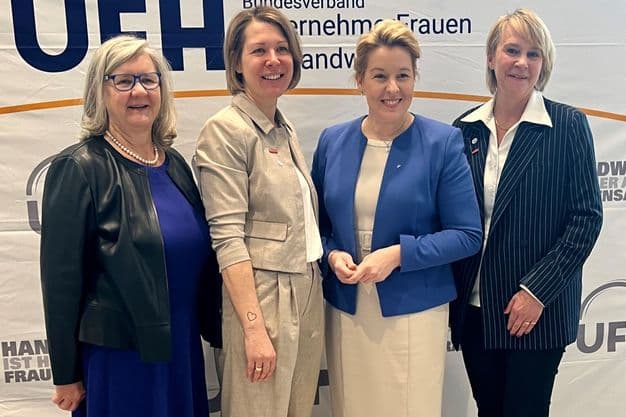 Die Gastgeberinnen des UFH-Bundeskongresses: Beate Roll (LV Berlin), Katja Lilu Melder (UFH-Bundesvorsitzende, v.l.) und Carola Zarth (Präsidentin der HWK Berlin, re.), mit Franziska Giffey, Berlins Bürgermeisterin.
