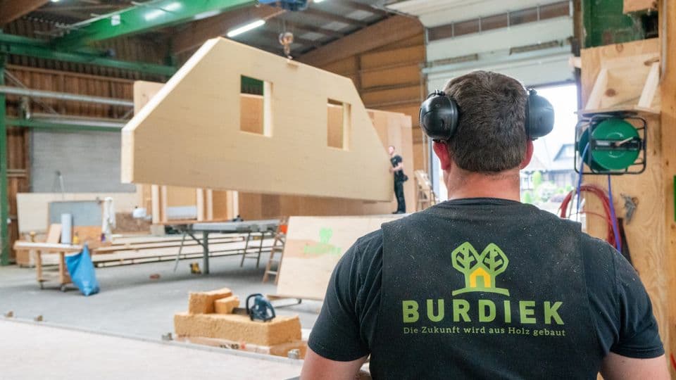 Die Zimmerei Burdiek plant und baut Häuser in Holzrahmenbauweise. Die Wandelemente werden am Firmensitz vorgefertigt.