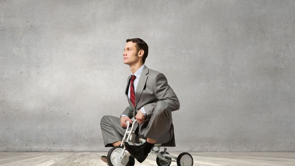 Chef fährt Dreirad und kommt nicht weiter