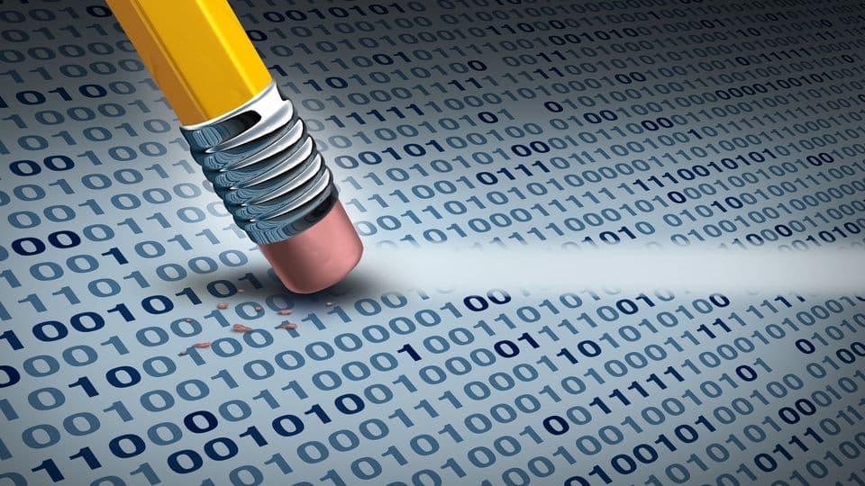 Jemand lässt ein Stift mit Radiergummi über einen Datensatz gleiten und löscht dabei Informationen.