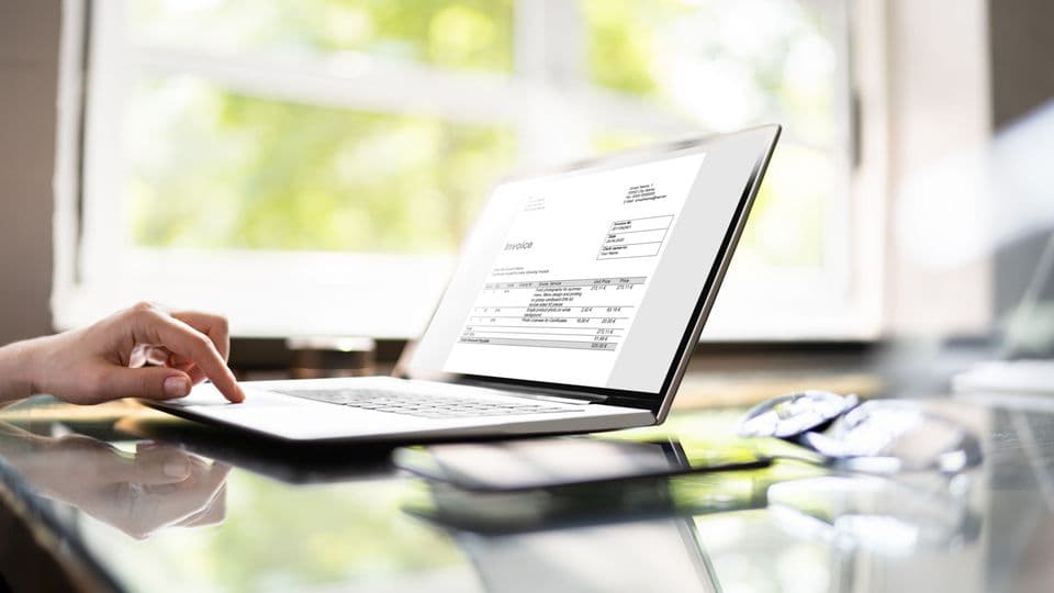 Bald kommt die Annahmepflicht: Betriebe sollten sich noch in diesem Jahr um eine Visualisierungssoftware kümmern, damit sie ab 2025 E-Rechnungen auslesen können.