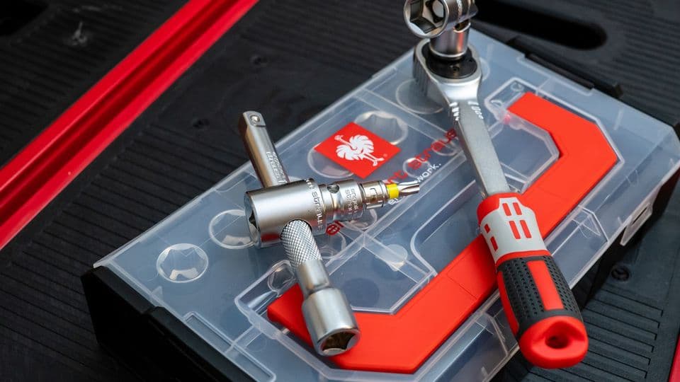 Knarre statt Kleidung: Schrauben mit Engelbert Strauss