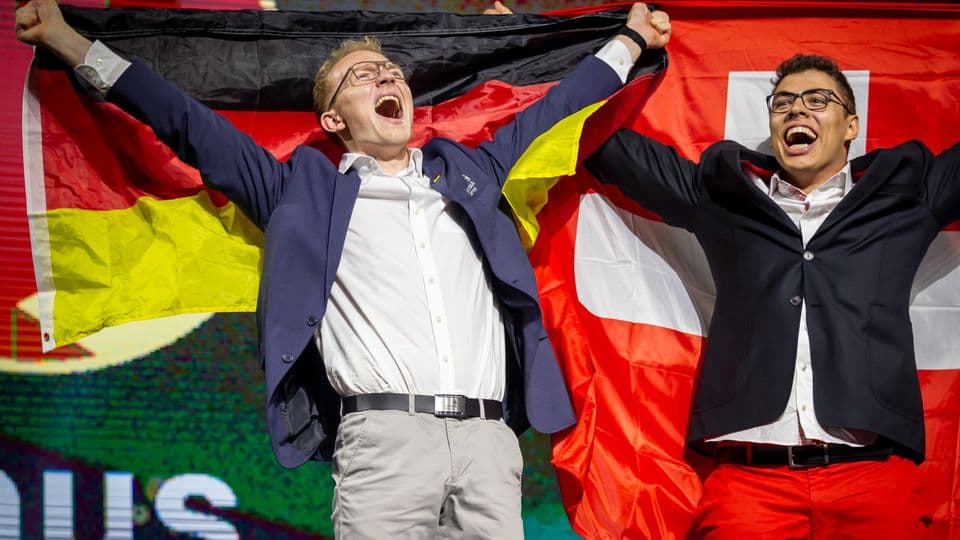 Der Zimmerer Linus Großhardt (links) hat sich über seine Goldmedaille bei den Euroskills 2025 gefreut.