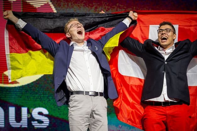 Der Zimmerer Linus Großhardt (links) hat sich über seine Goldmedaille bei den Euroskills 2025 gefreut.