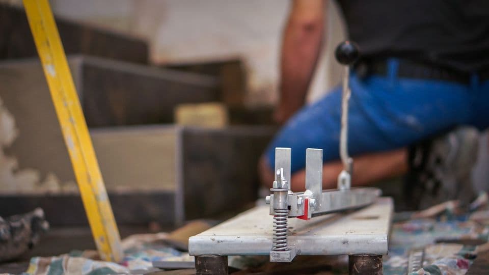 Fliesenleger bei der Arbeit