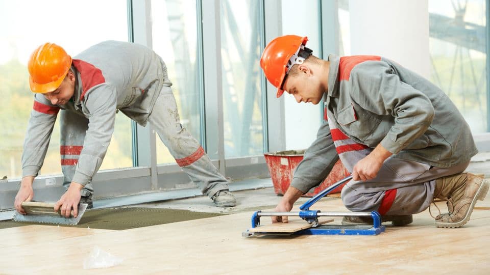 Ohne Freistellungsbescheinigung vom Finanzamt müssen Gewerbekunden für Bauarbeiten 15 Prozent Bauabzugsteuer einbehalten.