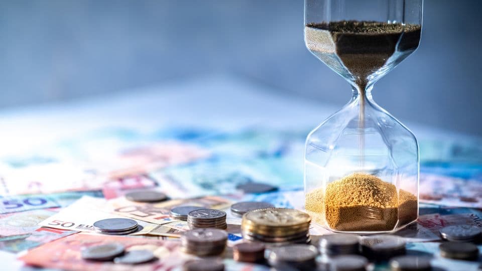 Handwerksbetriebe müssen teils lange auf die Zahlung fälliger Rechnungen warten.