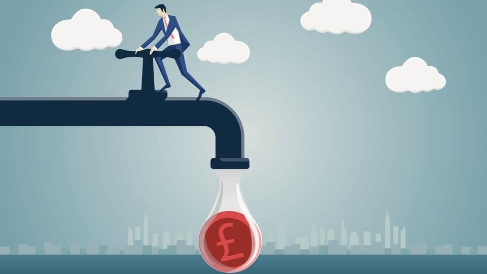 Ein Mann im Anzug dreht den Geldhahn zu.