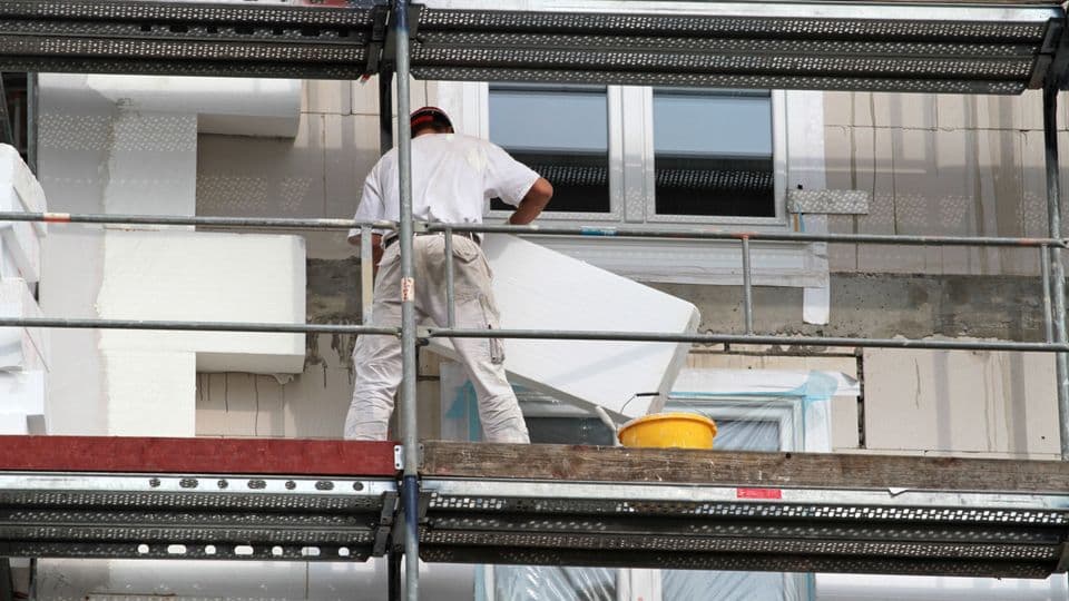 Bauhandwerker dürfen künftig zwar noch Gerüste aufstellen, doch müssen sie ab 1. Juli 2024 einige Punkte beachten.