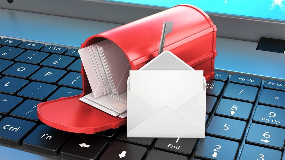 Briefkasten auf Tastatur
mailbox on the keyboard, open letter on the keyboard. 3d illustration