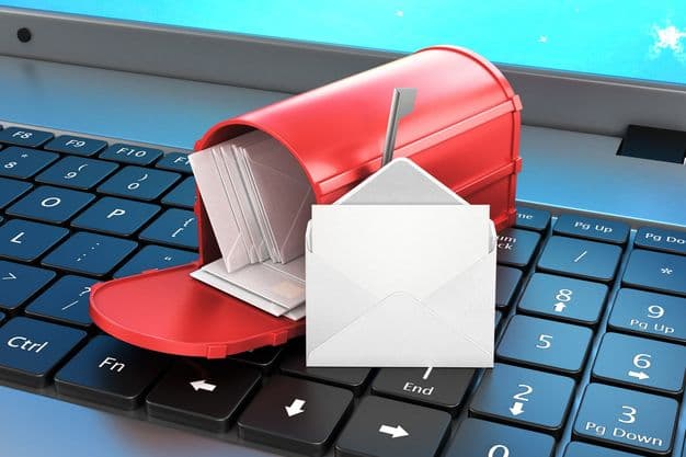Briefkasten auf Tastatur
mailbox on the keyboard, open letter on the keyboard. 3d illustration