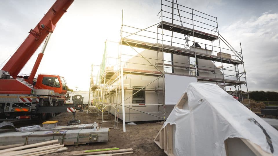 Bauen ist mit hohen Kosten verbunden. Eine deutliche Anhebung des Mindestlohns würde noch mal „zu erheblichen Kostensteigerungen führen“, warnt die Bundesvereinigung Bauwirtschaft.