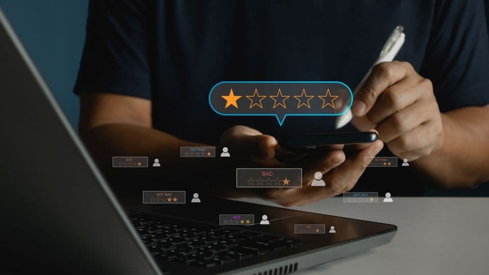 Rechtswidrige Bewertungen und persönliche Angriffe können Betriebe löschen lassen.