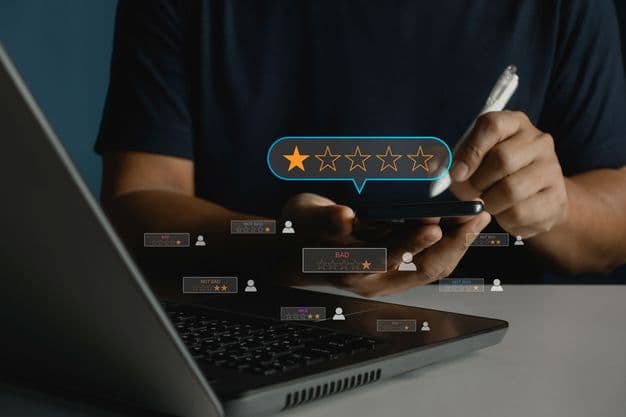 Rechtswidrige Bewertungen und persönliche Angriffe können Betriebe löschen lassen.