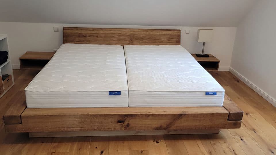 Bett mal anders. Hübsches Schwergewicht aus Eichenbalken.