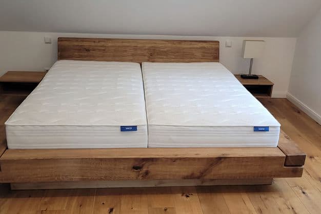 Bett mal anders. Hübsches Schwergewicht aus Eichenbalken.