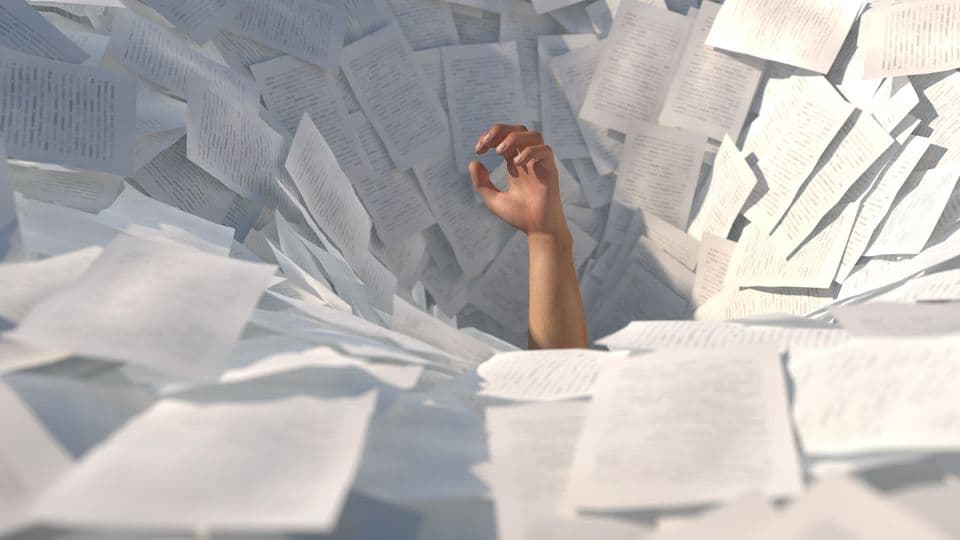 Am Rande der Verzweiflung: Viele Betriebe versinken in der Papierflut und fordern weniger Kontrollen und mehr Praxistauglichkeit von Gesetzen.