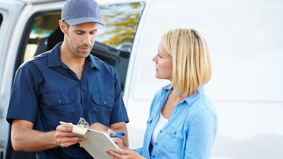 Handwerker lässt sich rechnung abzeichnen
Customer Signing For Delivery From Courier