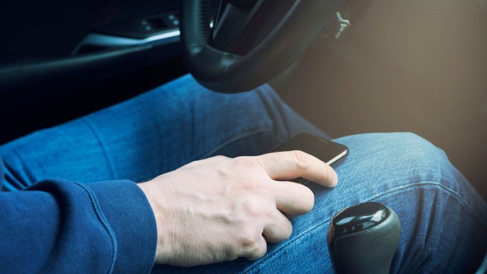 Halten oder Aufnehmen ohne die gezielte Nutzung eines Handys am Steuer ist nicht verboten.